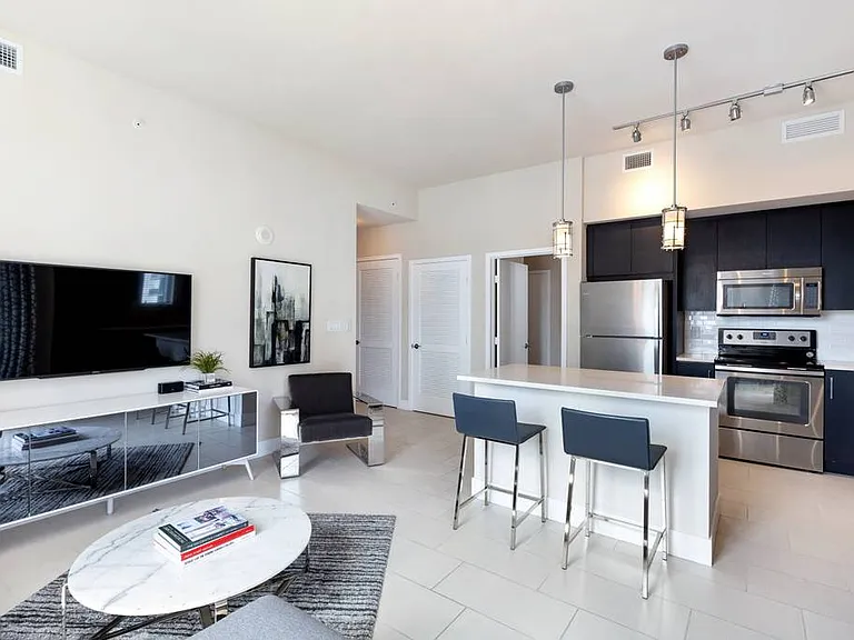250 SW 11th St #201 — Photo 33