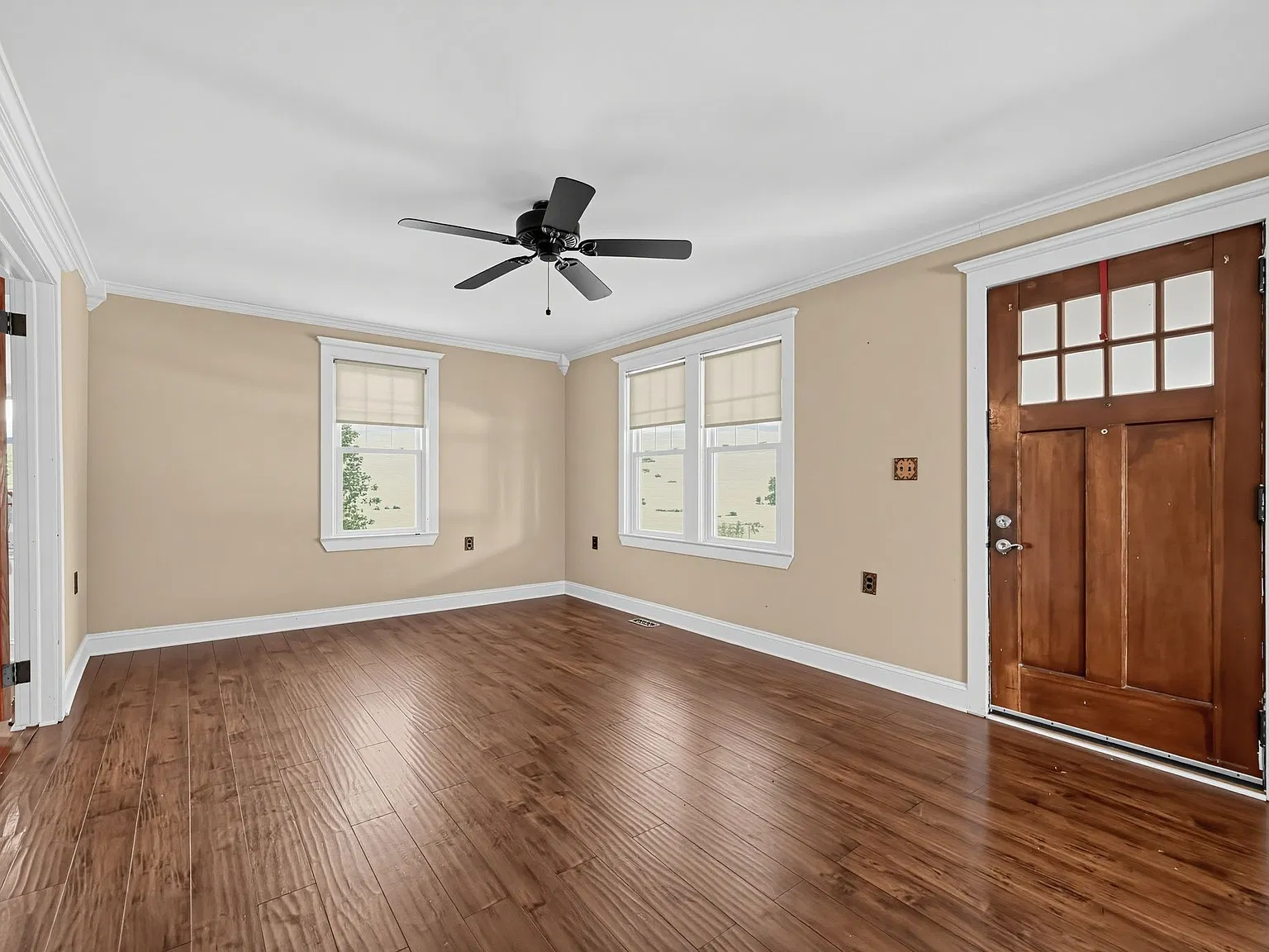 Clean and Cozy 2 Bed w/ high ceiling/classic finishes/basement — Photo 2