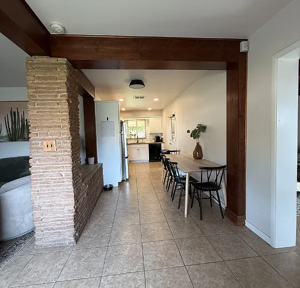 1015 E Citrus Way — Photo 4