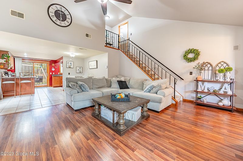 3rd image of 239 Thimbleberry Road