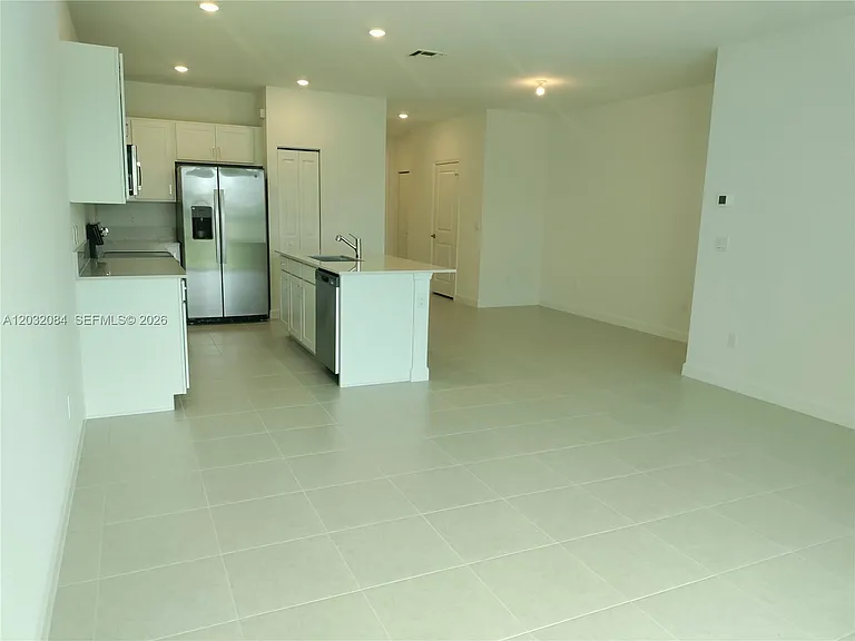 652 SE Lake Falls St — Photo 2