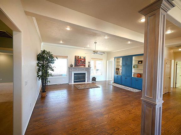2nd image of 1401 S Hickory Ct