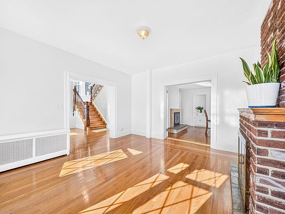 5th image of 546 Shirley St
