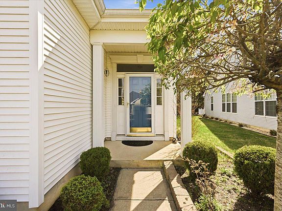 4th image of 74 Pond View Cir