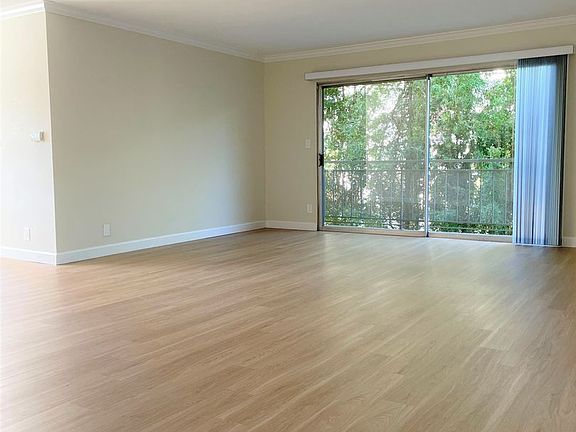 4th image of 15651 Dickens St #210