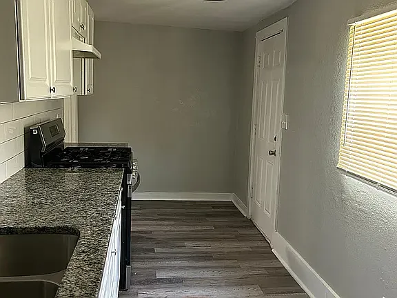 121 S Fuller St — Photo 2
