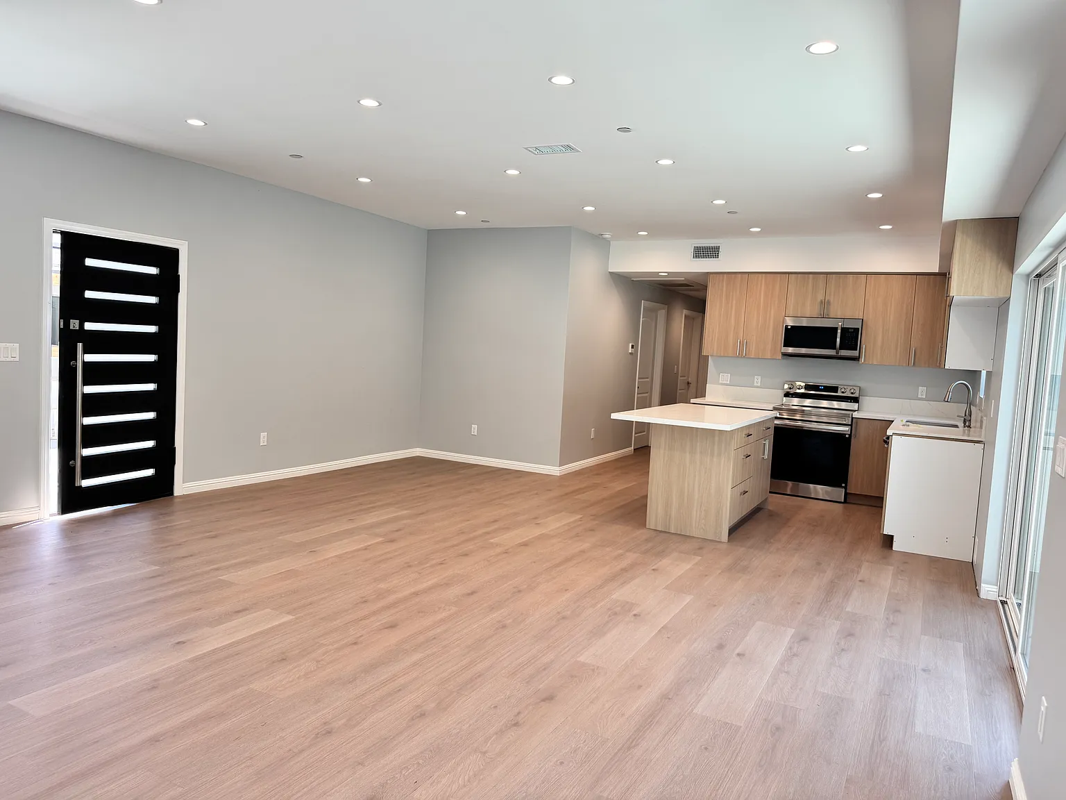 3 bed, 2.5 bath, 1200 sqft, $3,500 — Photo 3