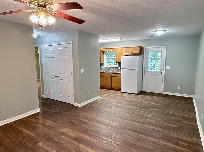 Available Septmber 1, 2026! 2 Bedroom, 1 Bath Duplex $850 Monthly/$850 Deposit — Photo 3