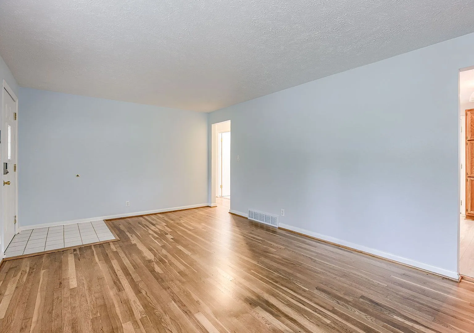 Charming 2 Bedroom With Bonus Room!! — Photo 4