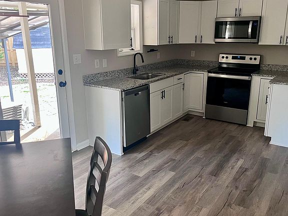 4th image of 1009 Helms Pl