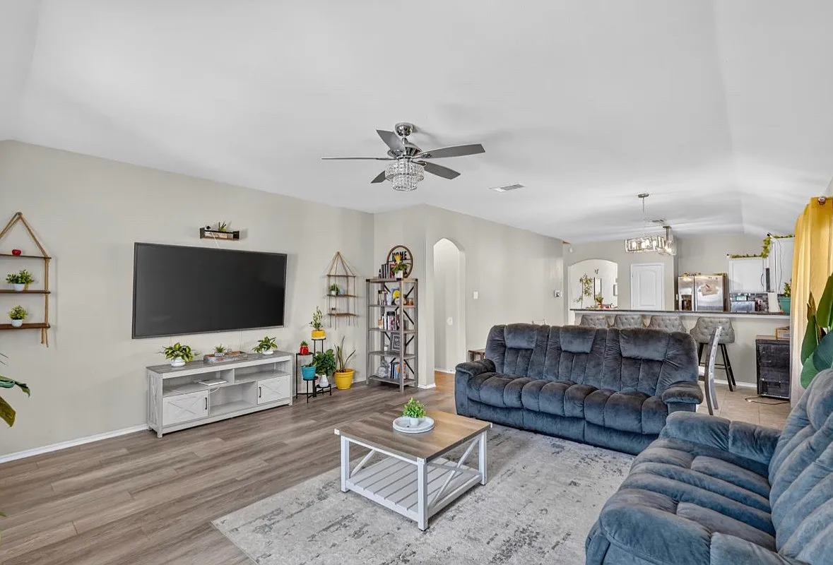 4 bed, 2169 sqft, $2,450 — Photo 2