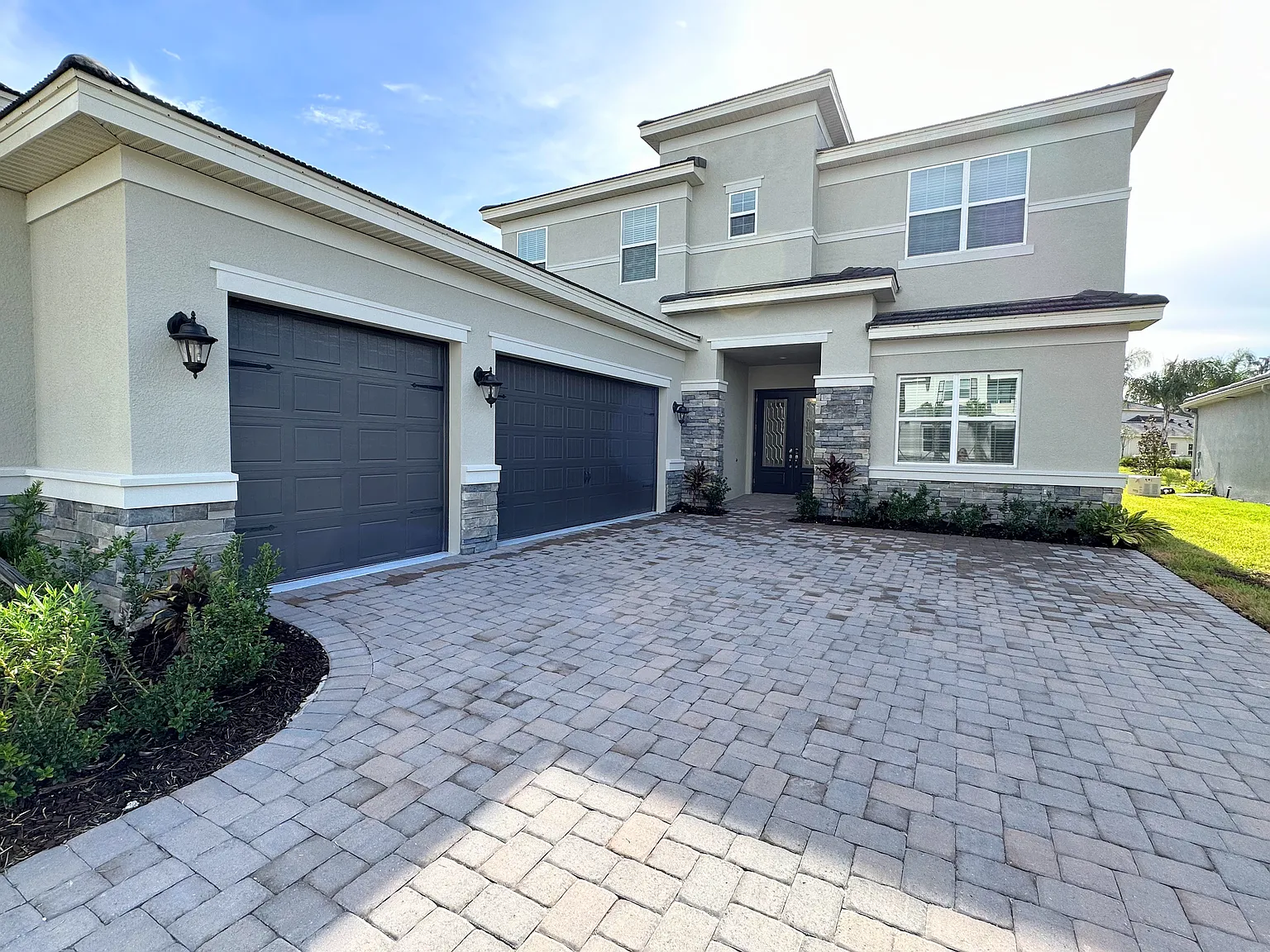 Large 4 Bedroom 4 Bath Home — Photo 2