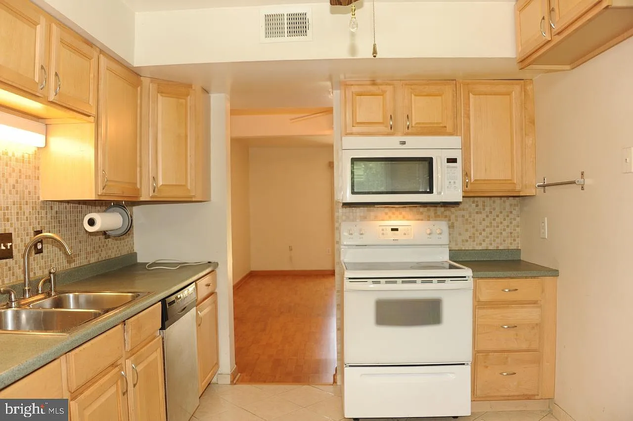 3 bed, 2.5 bath, 1320 sqft, $2,700 — Photo 4