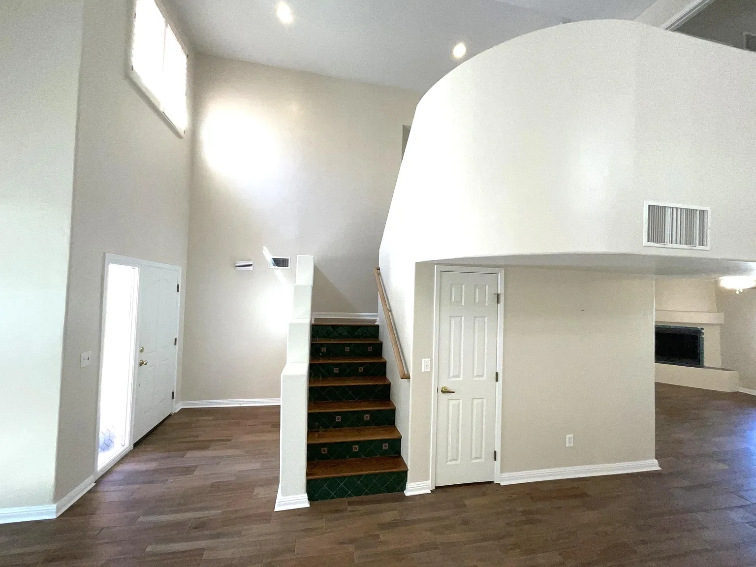 3 bed, 2342 sqft, $2,535 — Photo 3