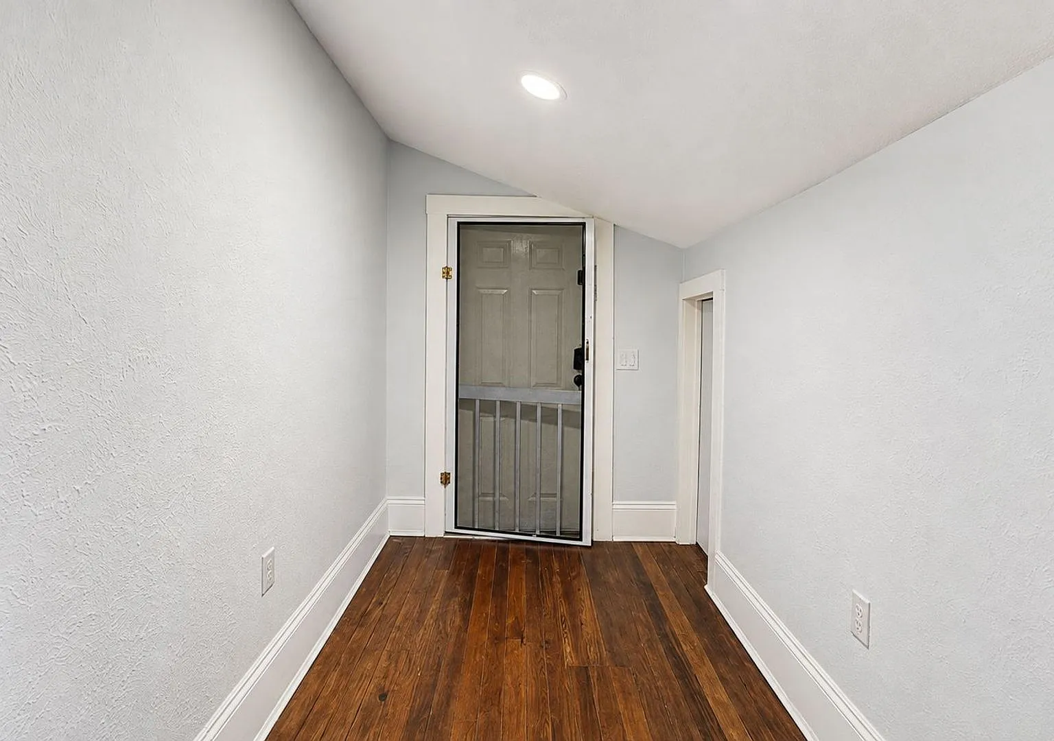 Unique 2 Bedroom Apartment in Downtown Leesburg Across from the Park — Photo 3
