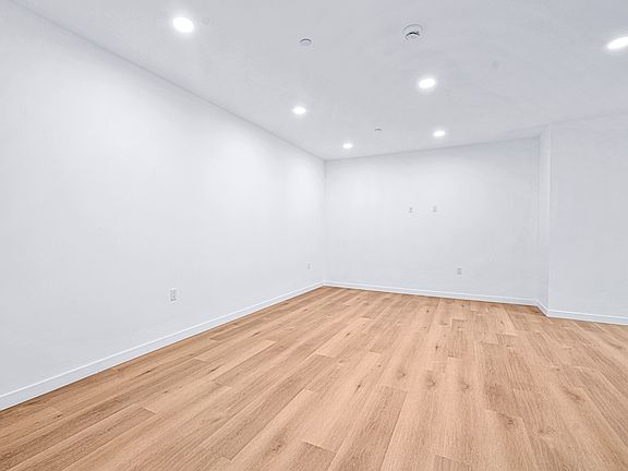 4th image of 14811 Erwin St #508