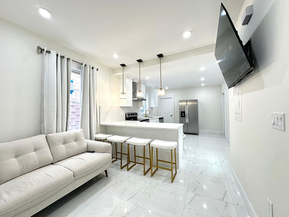 1st image of 11 Burrell St #1