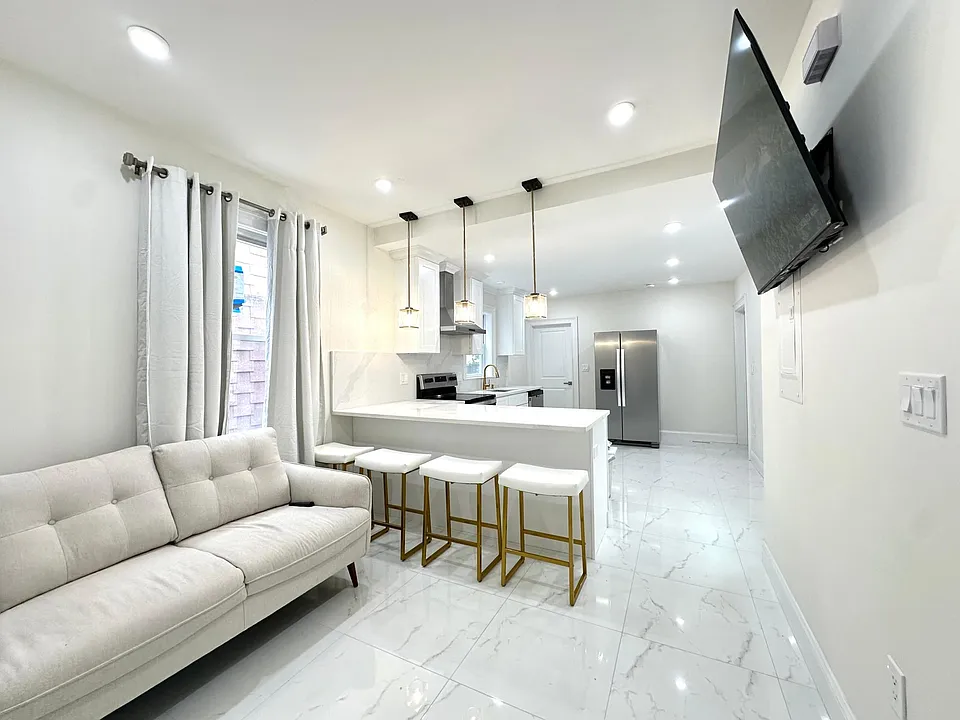 11 Burrell St #1