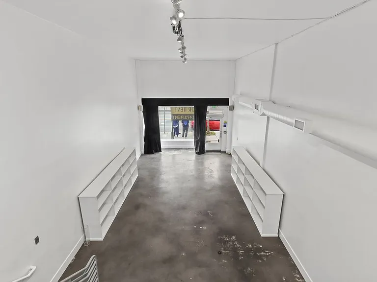 1050 S Fairfax Ave — Photo 8