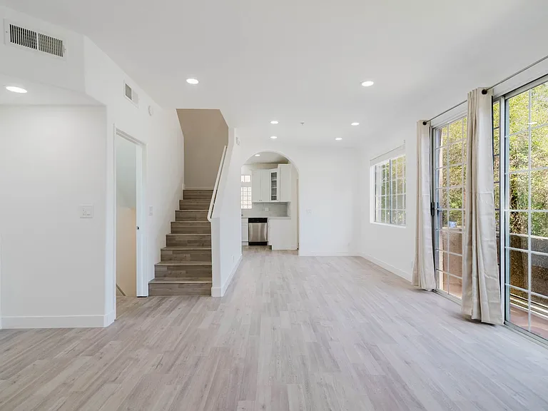 18347 Saticoy St #26 — Photo 6