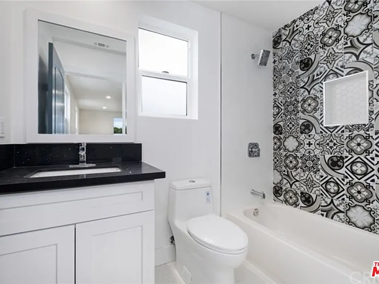 2319 S Redondo Blvd — Photo 12