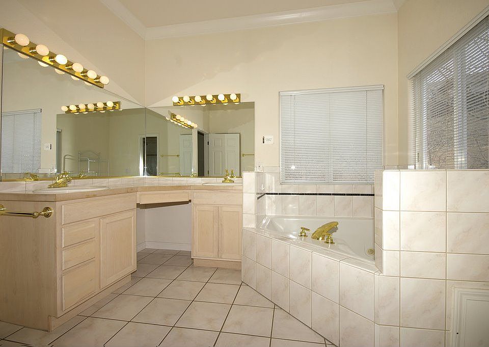 Master 5-piece bath has jetted tub and a steam shower