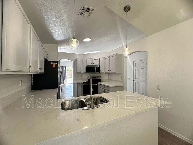 3 bed, 2.0 bath, 1533 sqft, $2,300 — Photo 3