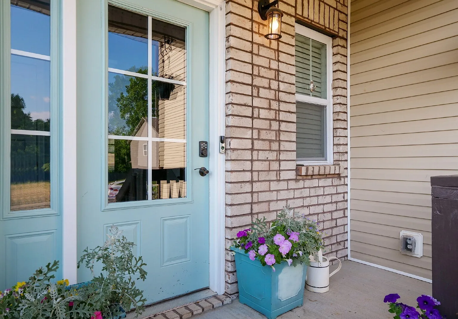 3 bed, 2.5 bath, 2131 sqft, $2,300 — Photo 2
