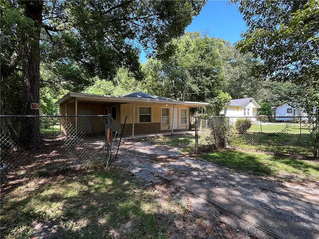 3 bed, 1.0 bath, 912 sqft, $950 — Photo 2