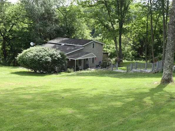 35 Walkertown Hill Rd, Daisytown, PA 15427
