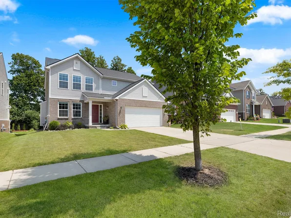 21422 Navarra Dr, South Lyon, MI 48178