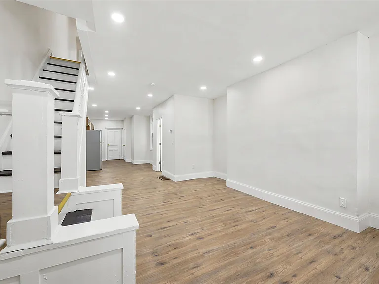 235 N Creighton St — Photo 22
