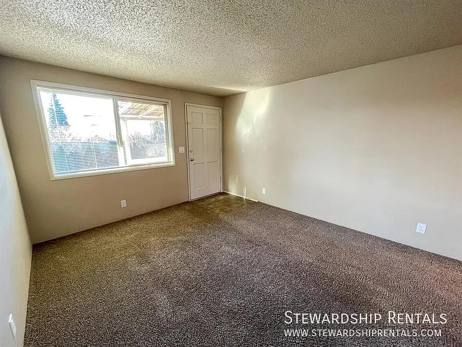 Upstairs unit close to downtown — Photo 3