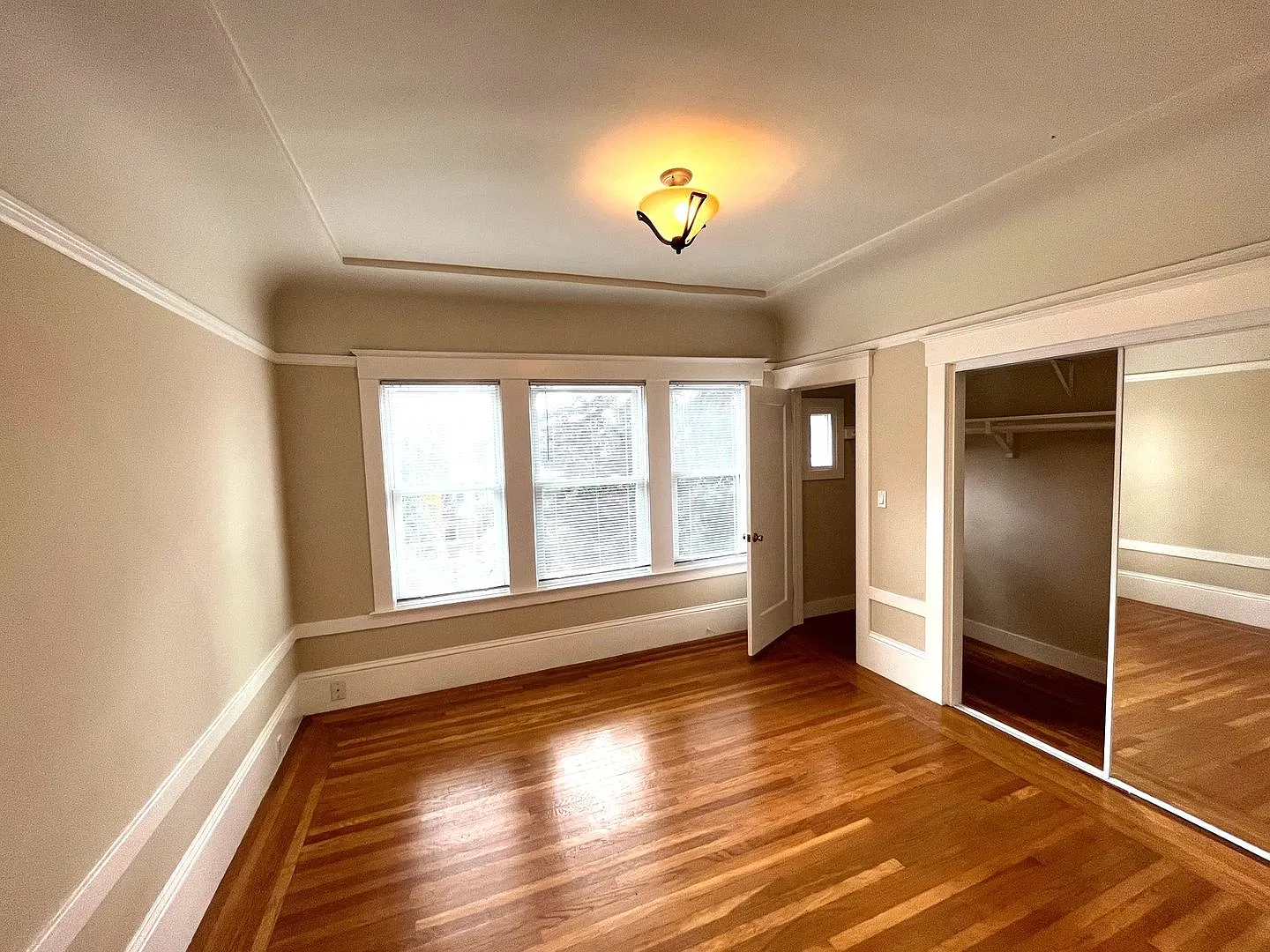 Charming Russian Hill Studio with Included Parking & Modern Updates — Photo 4