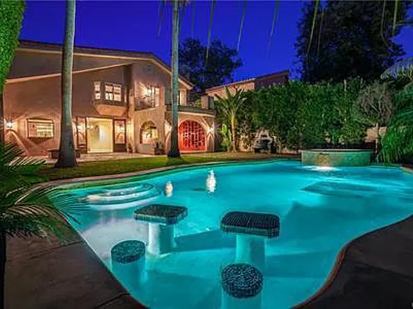 15228 Hartsook St, Sherman Oaks, CA 91403