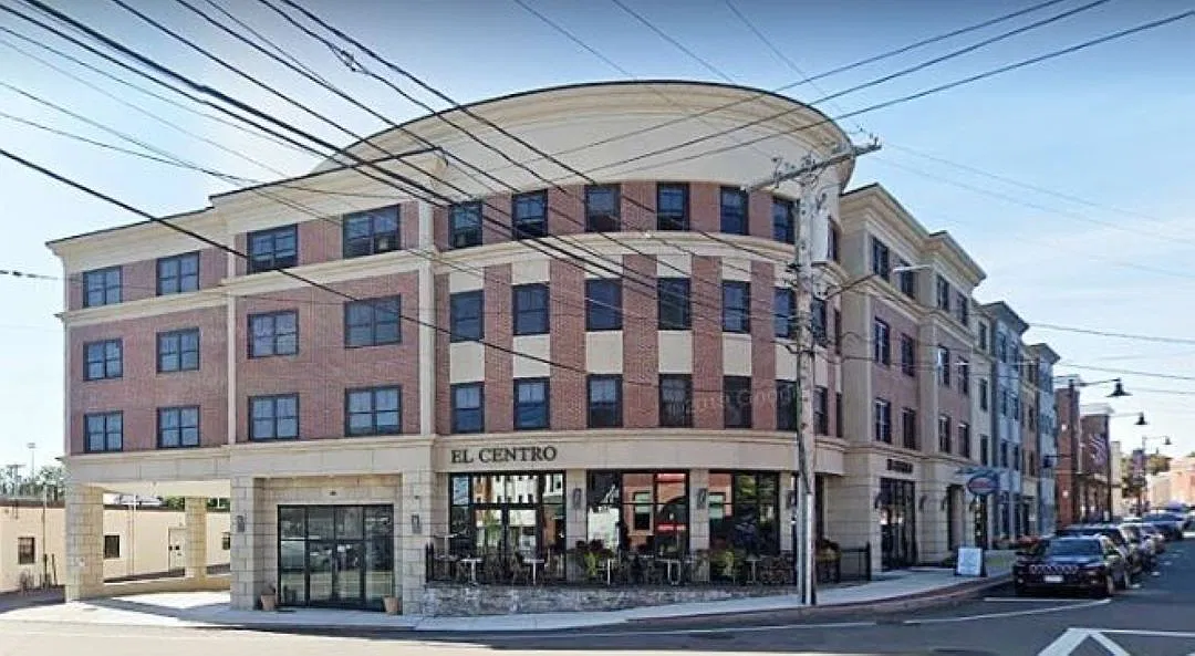 1 bed, 902 sqft, $2,400 — Photo 1