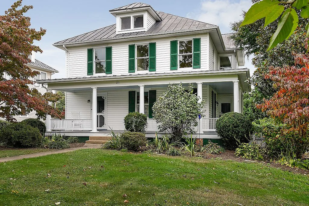 211 W Main St photo 1