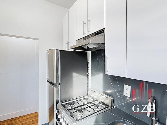 2nd image of 630 E 11th St #5R