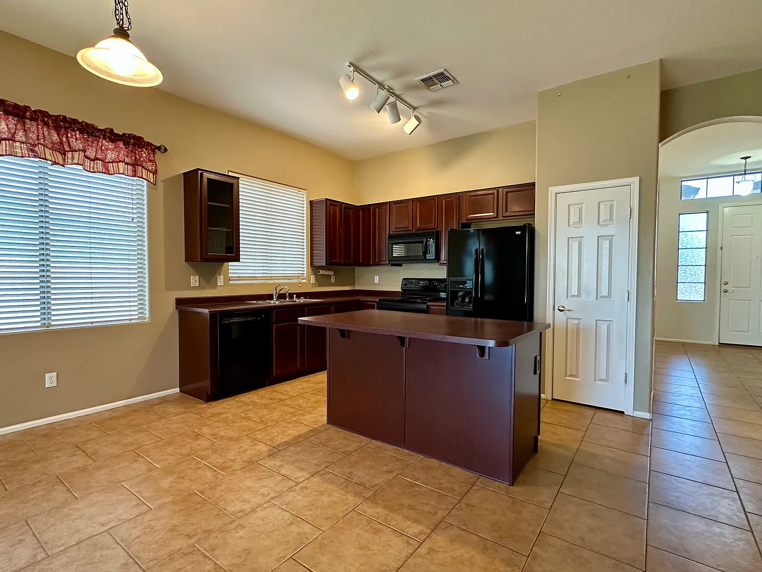 3 bed, 1884 sqft, $2,020 — Photo 3