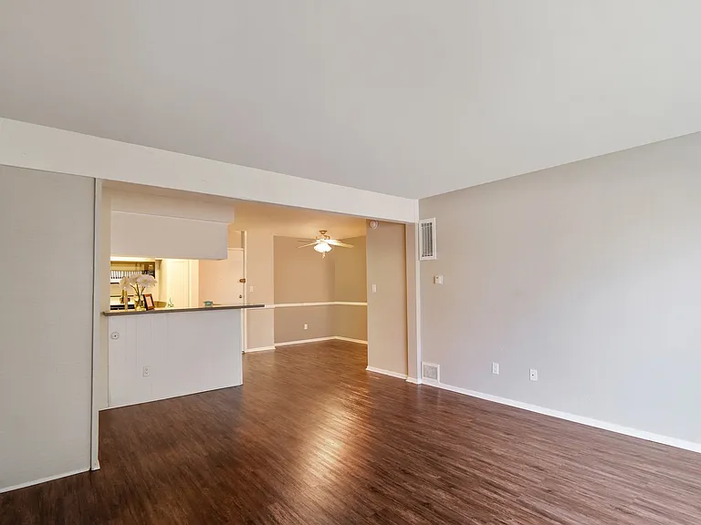 5830 Reseda Boulevard — Photo 72