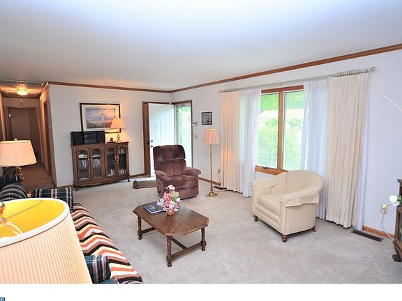 5th image of 15 Sandalwood Dr