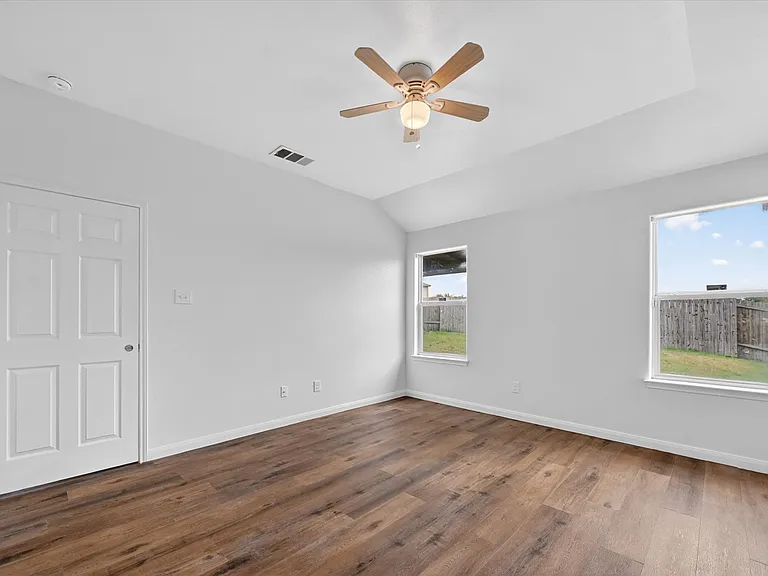 204 Lamont Rd — Photo 11