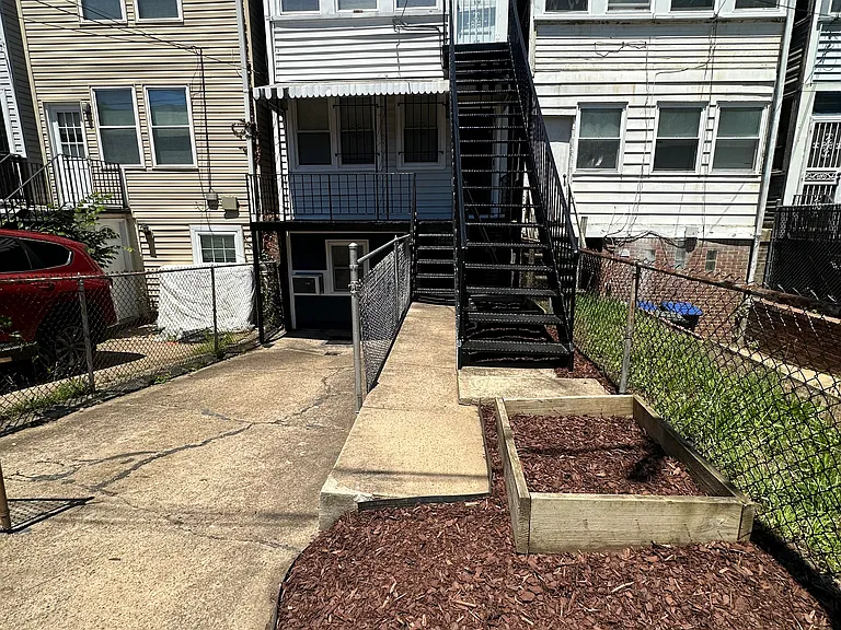 1533 Isherwood St NE — Photo 40