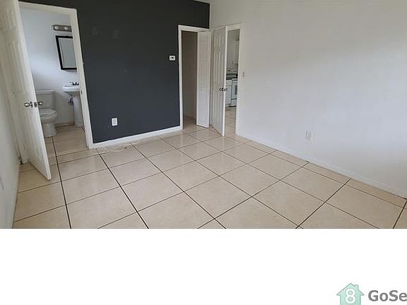 4th image of 1985 NE 172nd St #1