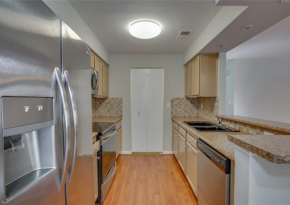 1st image of 321 Gainsborough Sq #2-32