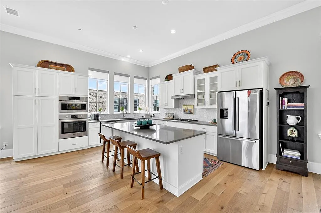 3 bed, 3.5 bath, 2403 sqft, $4,350 — Photo 3