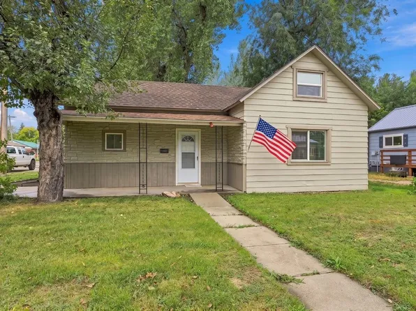 1070 Elkhorn St, Belle Fourche, SD 57717