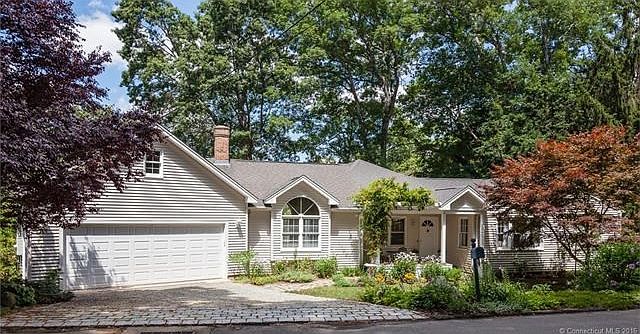 Located in a prestigious neighborhood off of Liberty. Just minutes to down town and walk to the private beach.