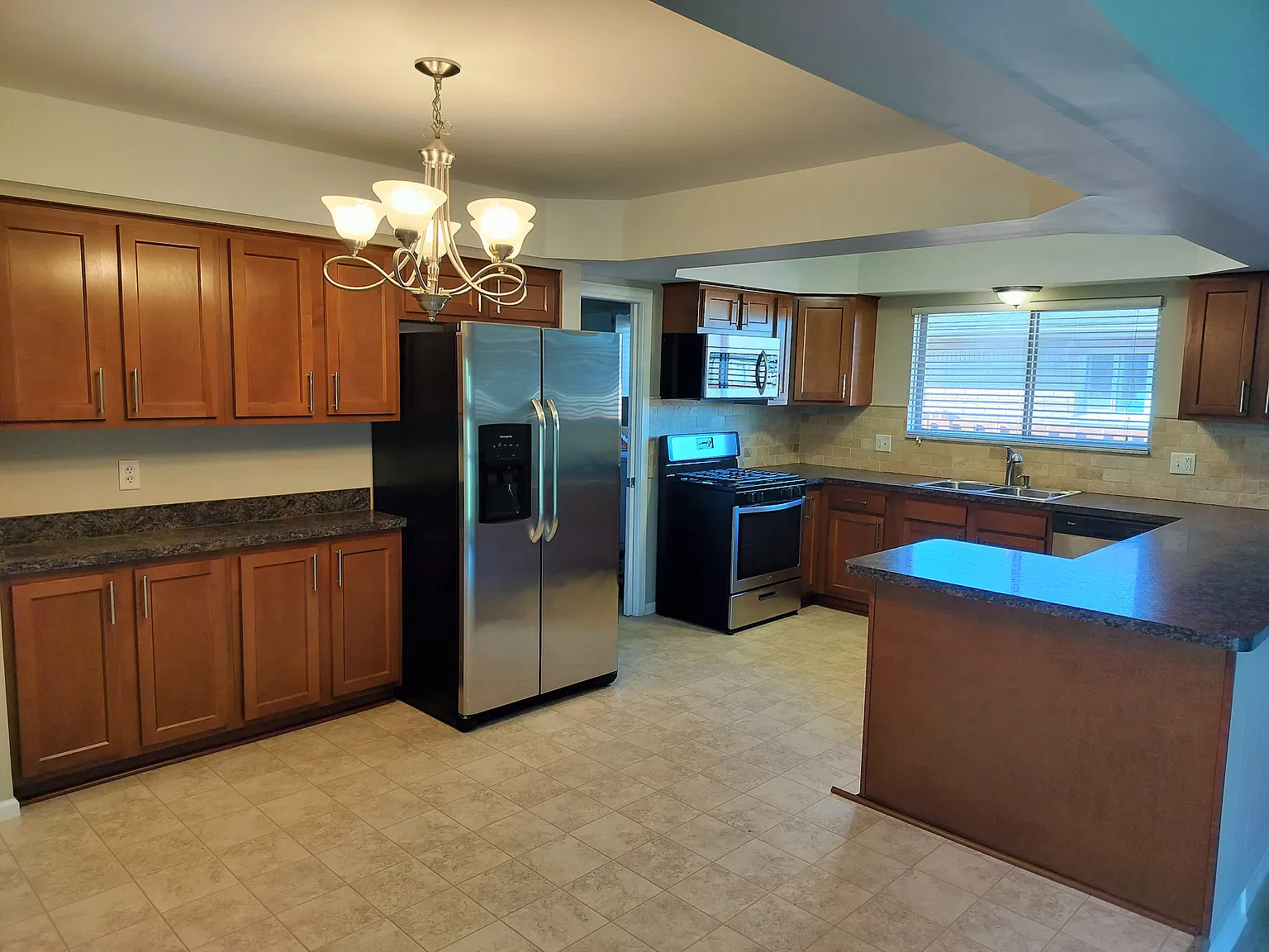 3 bed, 1571 sqft, $2,400 — Photo 3