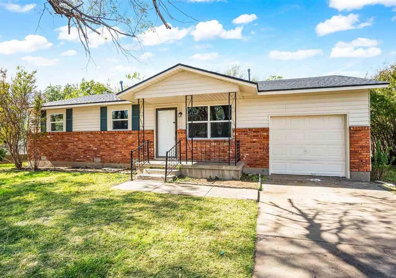 703 Se Sullivan Dr - Coming Soon! — Photo 1